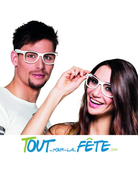 4 paires de lunettes sans verres avec un contour blanc